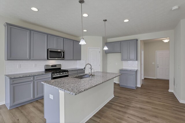 211 Whitetail Trl, Johnstown, OH 43031 - kitchen with stainless steel appliances, gray cabinets, a sink, and recessed lighting
