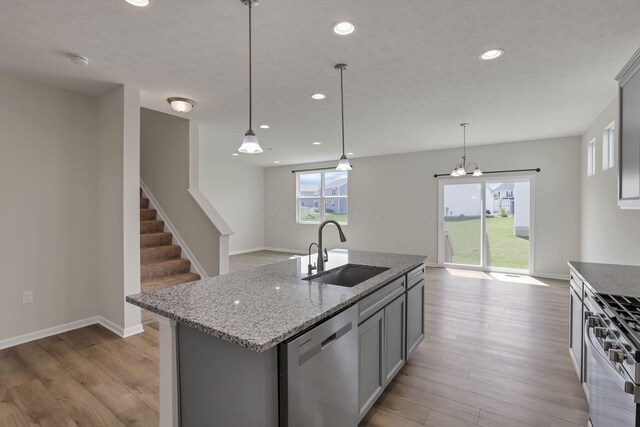 211 Whitetail Trl, Johnstown, OH 43031 - kitchen featuring a sink, appliances with stainless steel finishes, light wood-style floors, recessed lighting, and gray cabinetry