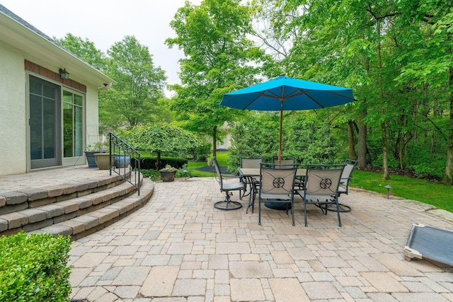 7699 Clear Creek Ct, Blacklick, OH 43004 - view of patio / terrace with outdoor dining area and view of scattered trees