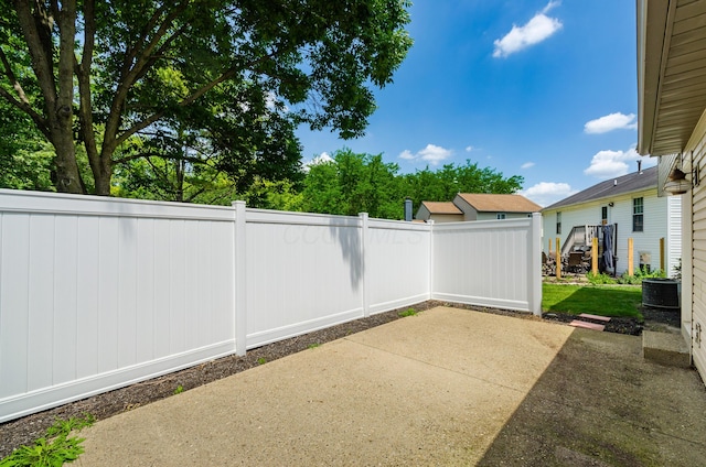 3248 Medoma Dr, Columbus, OH 43204 - view of patio / terrace