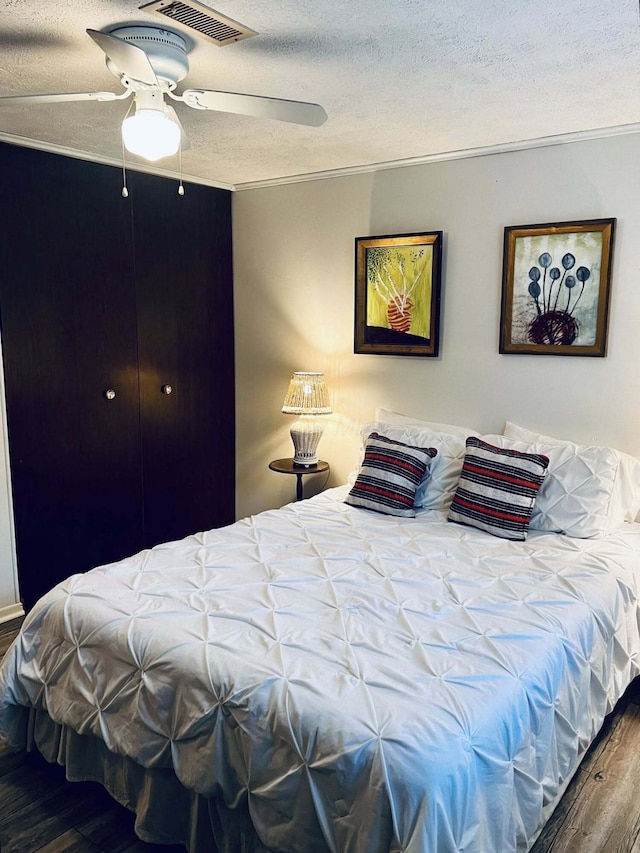 3037 La Vista Dr Unit 39, Columbus, OH 43204 - bedroom featuring wood finished floors, a textured ceiling, crown molding, and a ceiling fan