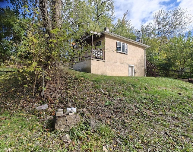 2108 Paul Dr, Columbus, OH 43211 - view of side of property featuring stucco siding and a yard