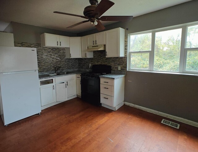 2108 Paul Dr, Columbus, OH 43211 - kitchen featuring freestanding refrigerator, black range with electric stovetop, under cabinet range hood, a sink, and a ceiling fan