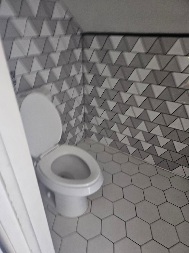 271 Carilla Ln, Columbus, OH 43228 - bathroom with toilet