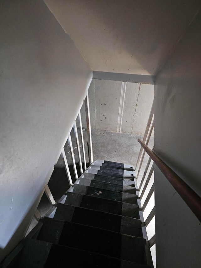 271 Carilla Ln, Columbus, OH 43228 - view of stairs