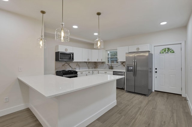 1676 Parsons Ave, Columbus, OH 43207 - kitchen with stainless steel appliances, light wood-style floors, decorative backsplash, light countertops, and baseboards