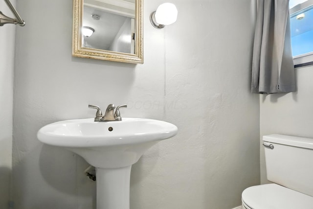 2079 Inchcliff Rd, Upper Arlington, OH 43221 - half bathroom with toilet and a sink