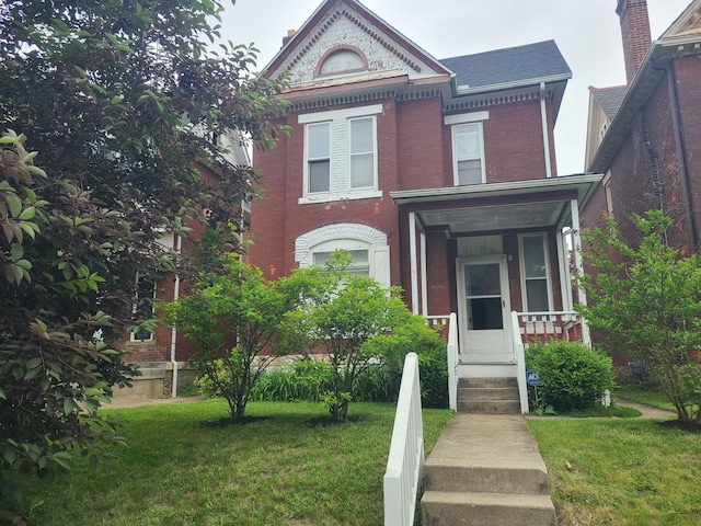 688 S Ohio Ave, Columbus, OH 43205 - victorian-style house featuring brick siding and a front yard