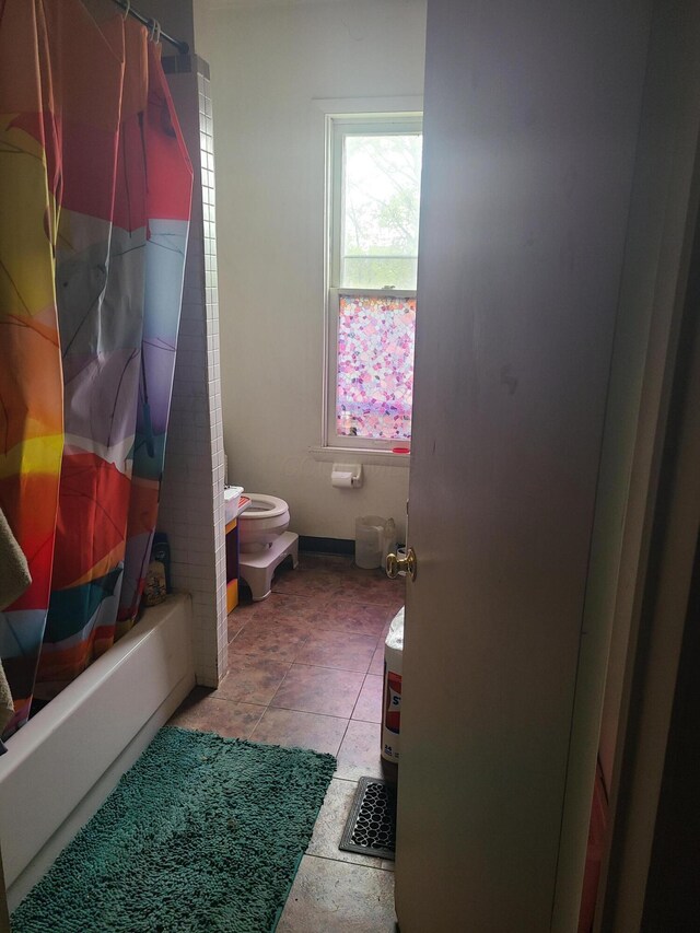 688 S Ohio Ave, Columbus, OH 43205 - bathroom with vanity, shower / tub combo, and toilet