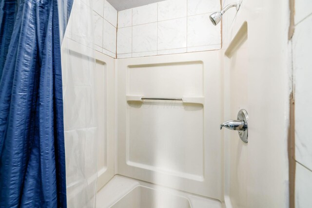 4351 Broadhurst Dr, Columbus, OH 43213 - bathroom featuring a shower with curtain