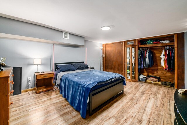 4351 Broadhurst Dr, Columbus, OH 43213 - bedroom featuring light wood-type flooring, a closet, and baseboards
