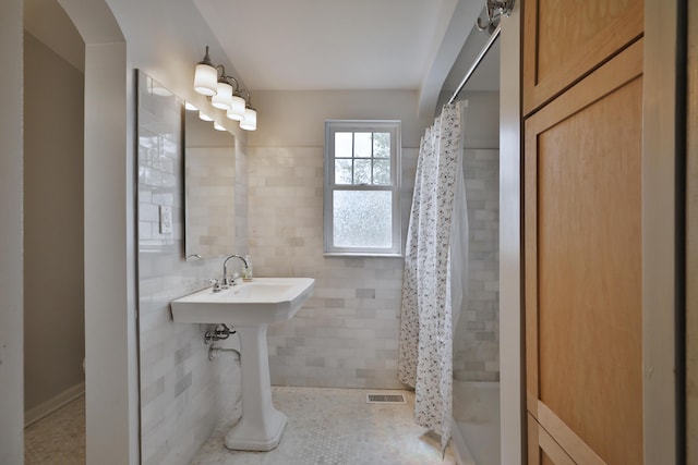 2009 Zollinger Rd, Columbus, OH 43221 - full bathroom featuring a tile shower