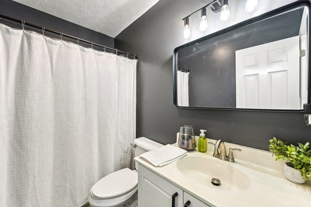 4006 Darby Park Rd, Hilliard, OH 43026 - bathroom with toilet, vanity, a textured ceiling, and a shower with curtain