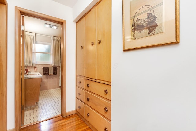2772 Dale Ave, Columbus, OH 43209 - corridor with a sink and light floors