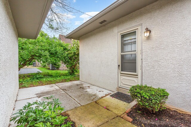 2772 Dale Ave, Columbus, OH 43209 - entrance to property with stucco siding and a patio area