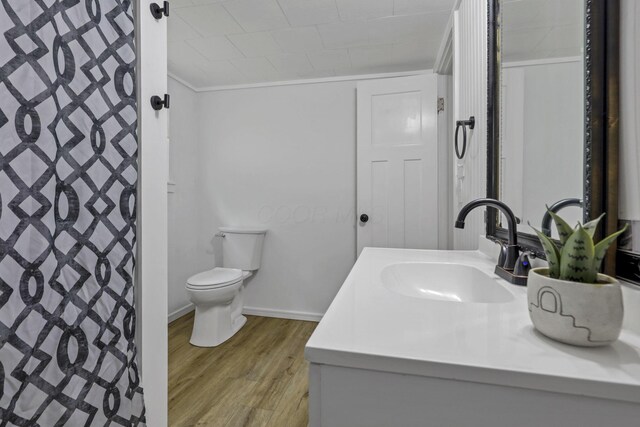 19616 N St, Laurelville, OH 43135 - full bath featuring vanity, wood finished floors, toilet, a shower with shower curtain, and baseboards