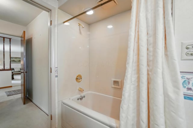8430 Patterson Rd, Hilliard, OH 43026 - full bathroom featuring shower / tub combo with curtain