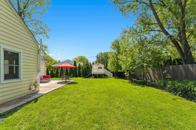 3985 Glenda Pl, Upper Arlington, OH 43220 - view of yard with a patio