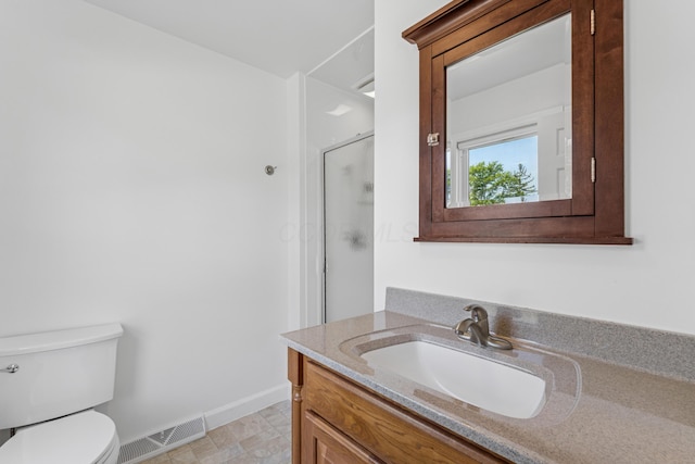 3985 Glenda Pl, Upper Arlington, OH 43220 - bathroom featuring vanity, toilet, a shower with shower door, and baseboards