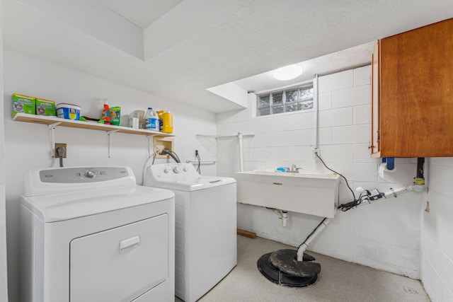 3985 Glenda Pl, Upper Arlington, OH 43220 - laundry room featuring washing machine and dryer and concrete block wall