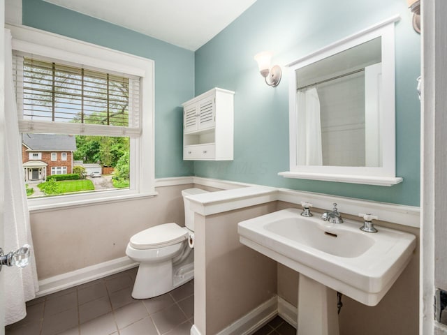1635 Cambridge Blvd, Upper Arlington, OH 43212 - full bathroom with tile patterned flooring, toilet, baseboards, and a shower with shower curtain