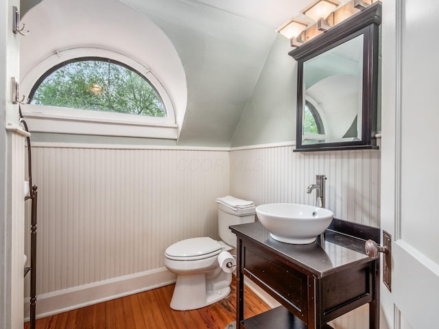 1635 Cambridge Blvd, Upper Arlington, OH 43212 - half bath featuring wood finished floors, toilet, wainscoting, vanity, and vaulted ceiling