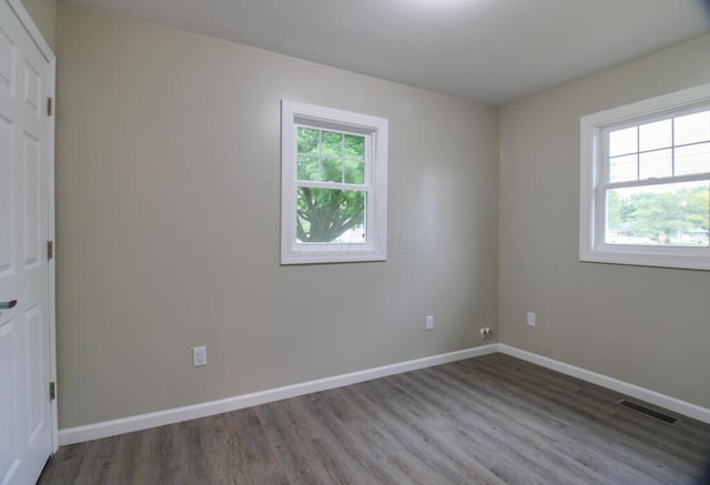1541 Taft St, Marion, OH 43302 - empty room featuring plenty of natural light, wood finished floors, and baseboards