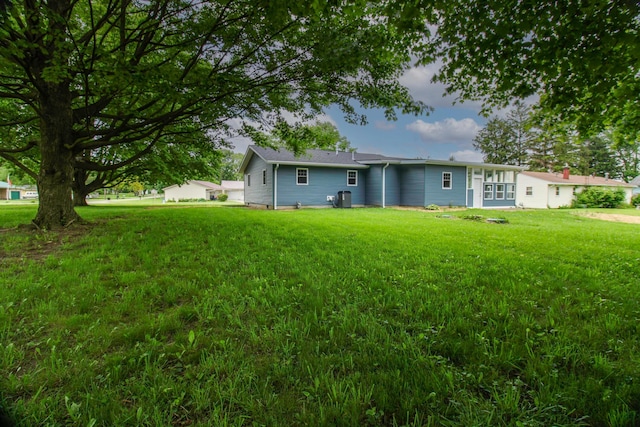 1541 Taft St, Marion, OH 43302 - back of house featuring a lawn
