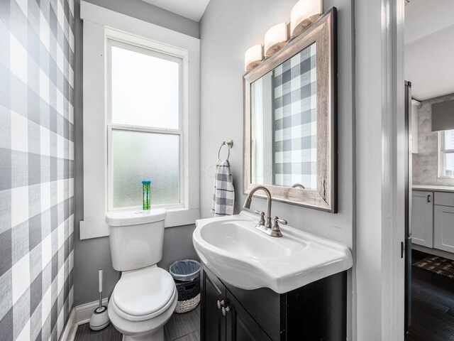 533 Stewart Ave, Columbus, OH 43206 - half bathroom featuring wallpapered walls, vanity, toilet, and baseboards