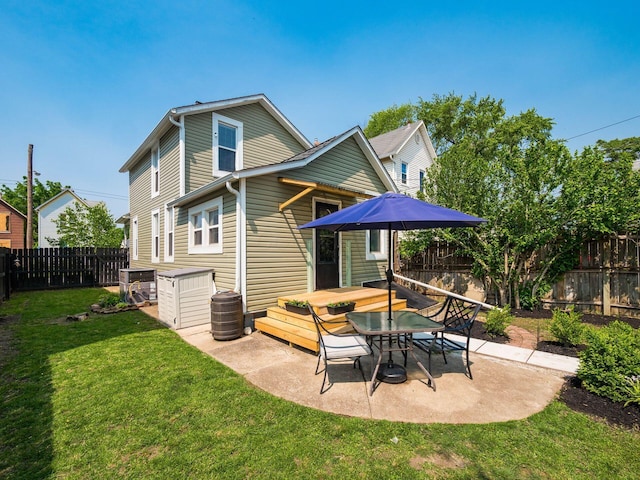 533 Stewart Ave, Columbus, OH 43206 - rear view of house with a patio area