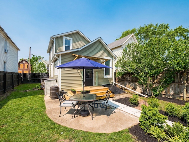 533 Stewart Ave, Columbus, OH 43206 - back of property featuring a patio