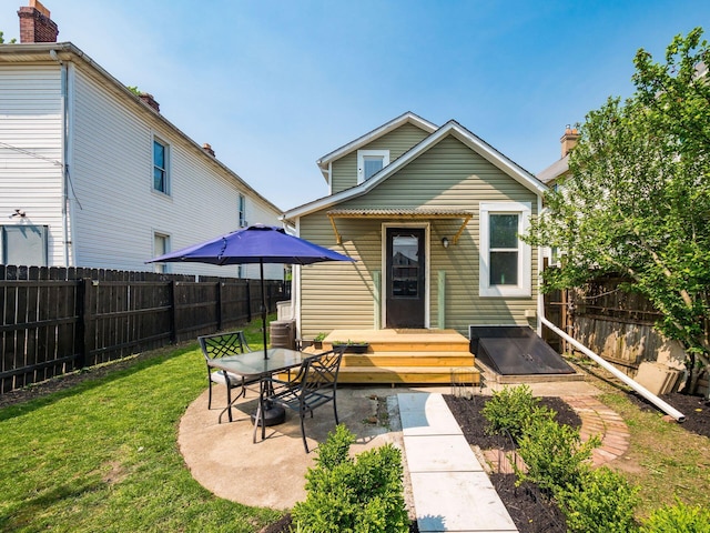 533 Stewart Ave, Columbus, OH 43206 - back of property with a patio area