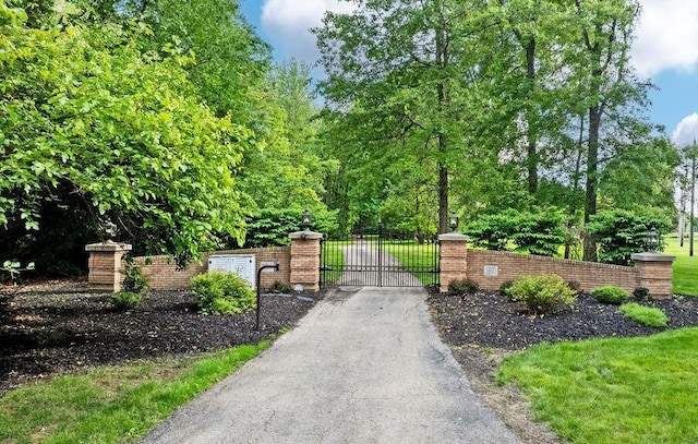7276 Lee Rd, Westerville, OH 43081 - view of gate