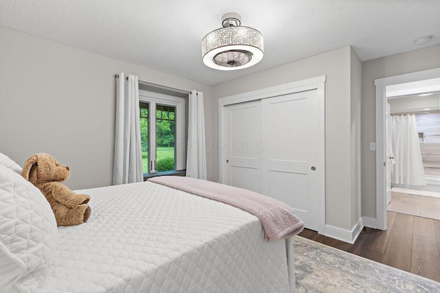 7276 Lee Rd, Westerville, OH 43081 - bedroom with dark wood-style flooring, baseboards, a closet, and a textured ceiling