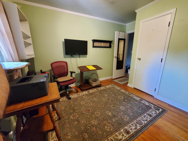 192 Bridle Path Ln, Granville, OH 43023 - living area featuring wood finished floors, crown molding, and baseboards