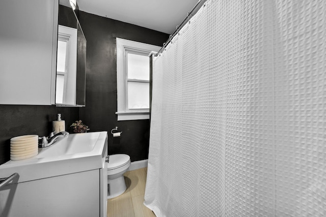 731 Siebert St, Columbus, OH 43206 - full bath featuring vanity, toilet, and curtained shower
