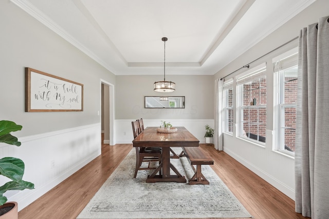5952 Hampton Cors S, Hilliard, OH 43026 - dining area featuring a raised ceiling, a chandelier, wood finished floors, and baseboards