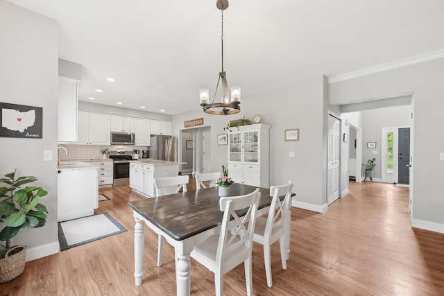 5952 Hampton Cors S, Hilliard, OH 43026 - dining room with a chandelier, light wood-style flooring, baseboards, and recessed lighting