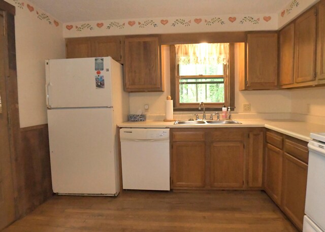 311 Chinook Ln, Sugar Grove, OH 43155 - kitchen with white appliances, a sink, wood finished floors, and light countertops