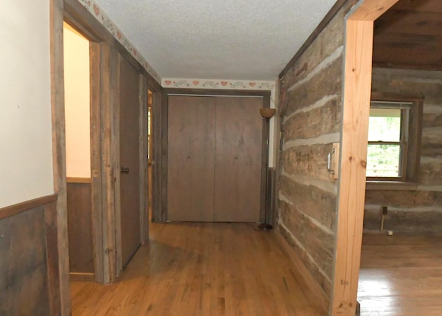311 Chinook Ln, Sugar Grove, OH 43155 - hallway featuring wood finished floors, a textured ceiling, and wainscoting