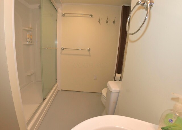 311 Chinook Ln, Sugar Grove, OH 43155 - bathroom with a shower with shower door and toilet