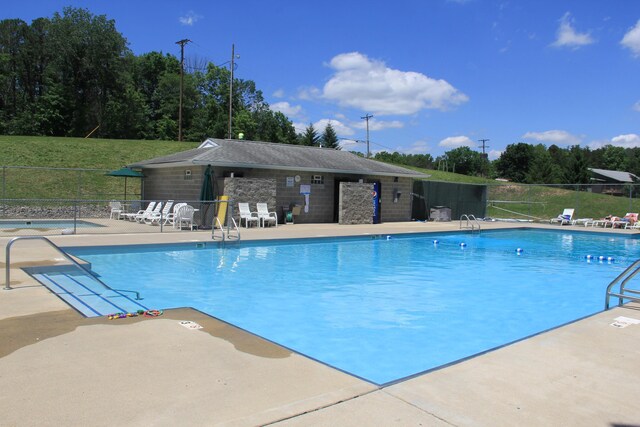 311 Chinook Ln, Sugar Grove, OH 43155 - community pool with a patio area