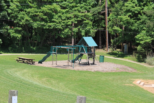311 Chinook Ln, Sugar Grove, OH 43155 - community playground featuring a yard
