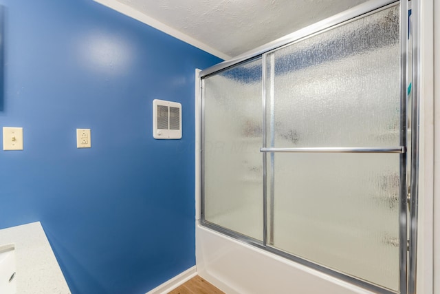 526 N Columbus St, Lancaster, OH 43130 - full bath featuring baseboards, wood finished floors, and enclosed tub / shower combo