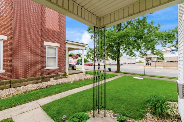 526 N Columbus St, Lancaster, OH 43130 - view of green lawn