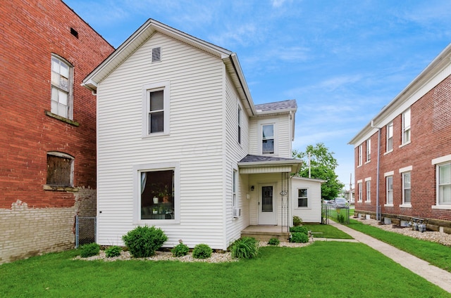 526 N Columbus St, Lancaster, OH 43130 - view of front facade with roof with shingles
