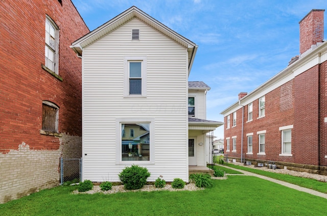526 N Columbus St, Lancaster, OH 43130 - view of front of home with a front lawn