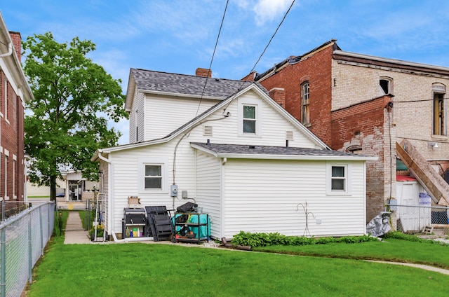 526 N Columbus St, Lancaster, OH 43130 - rear view of house with roof with shingles