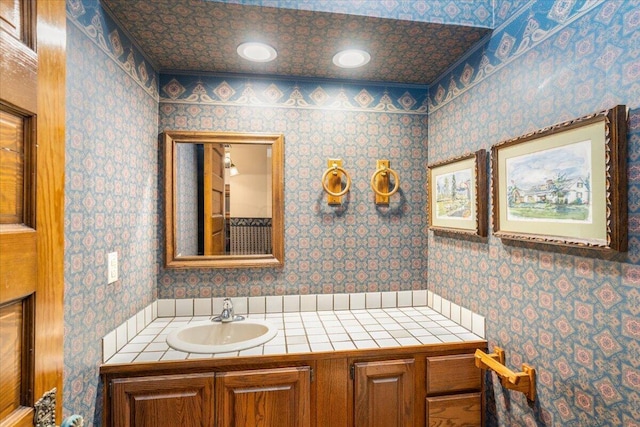 355 W 7th Ave, Columbus, OH 43201 - full bath with vanity and wallpapered walls