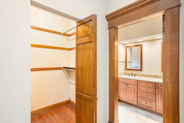 355 W 7th Ave, Columbus, OH 43201 - walk in closet featuring a sink and light wood-style floors